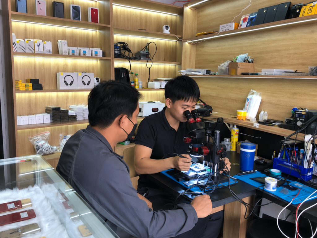 Khách hàng mua sắm & sửa chữa tại Sang Di Động