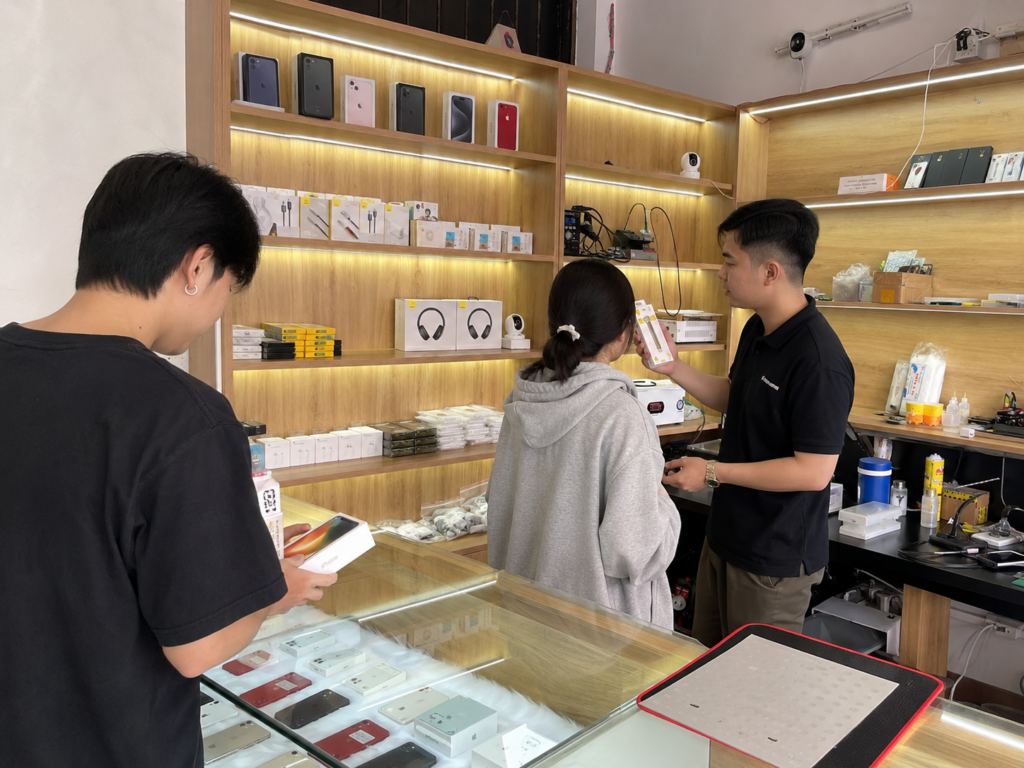 Khách hàng mua sắm & sửa chữa tại Sang Di Động