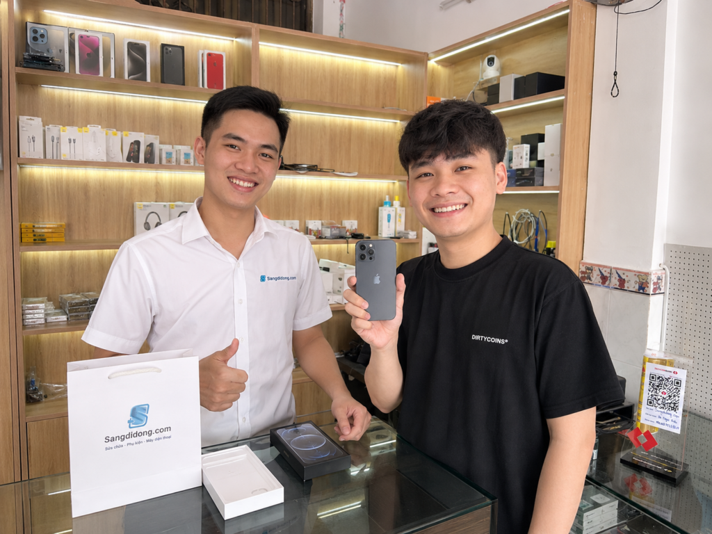 Khách hàng mua sắm & sửa chữa tại Sang Di Động