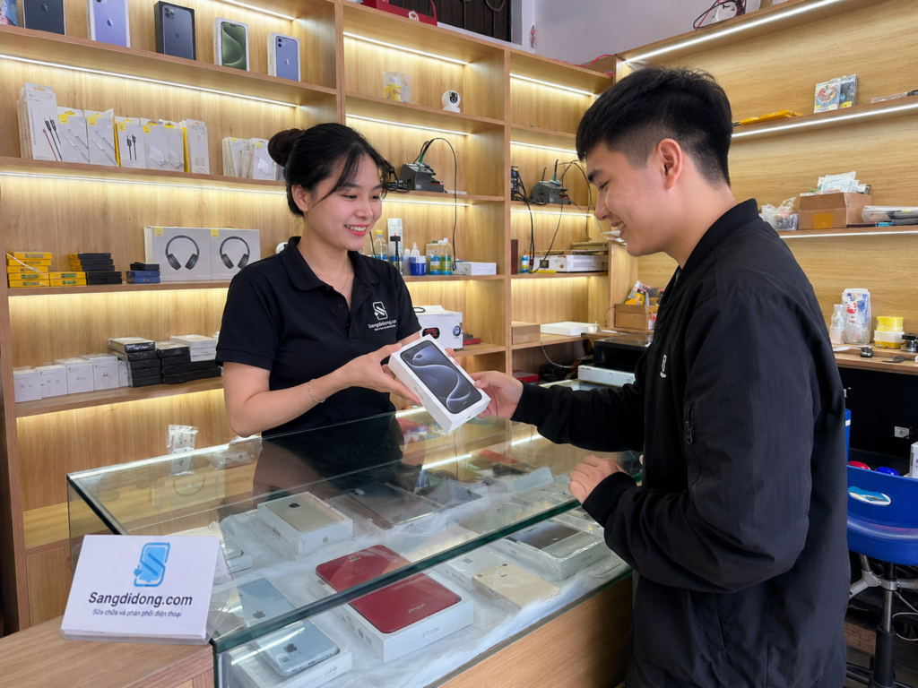 Khách hàng mua sắm & sửa chữa tại Sang Di Động