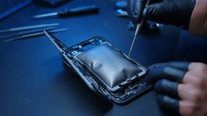 Thay Pin iPhone Quận 10: Dấu Hiệu Pin Chai Cần Mang Sửa