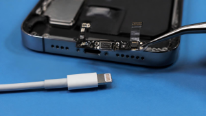 Thay Chân Sạc iPhone 13 Pro Gần Cách Mạng Tháng 8: Sạc Chập Chờn Xử Lý Sao